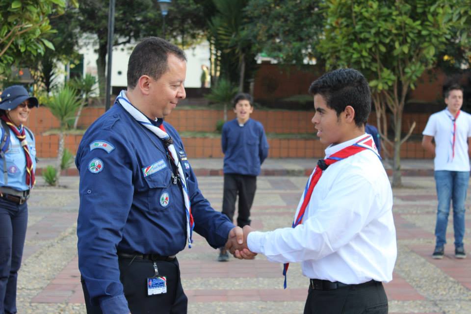 scouts saludándose con la mano izquierda